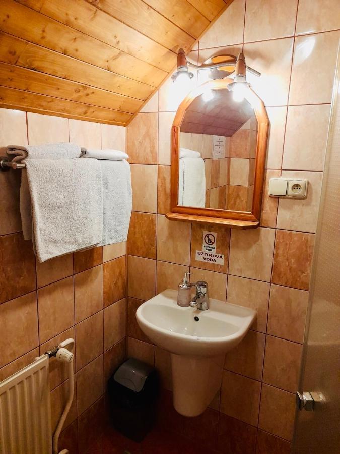 Restaurant A Penzion Pod Draci Skalou Karlštejn Extérieur photo