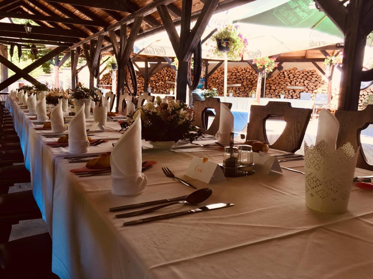 Restaurant A Penzion Pod Draci Skalou Karlštejn Extérieur photo