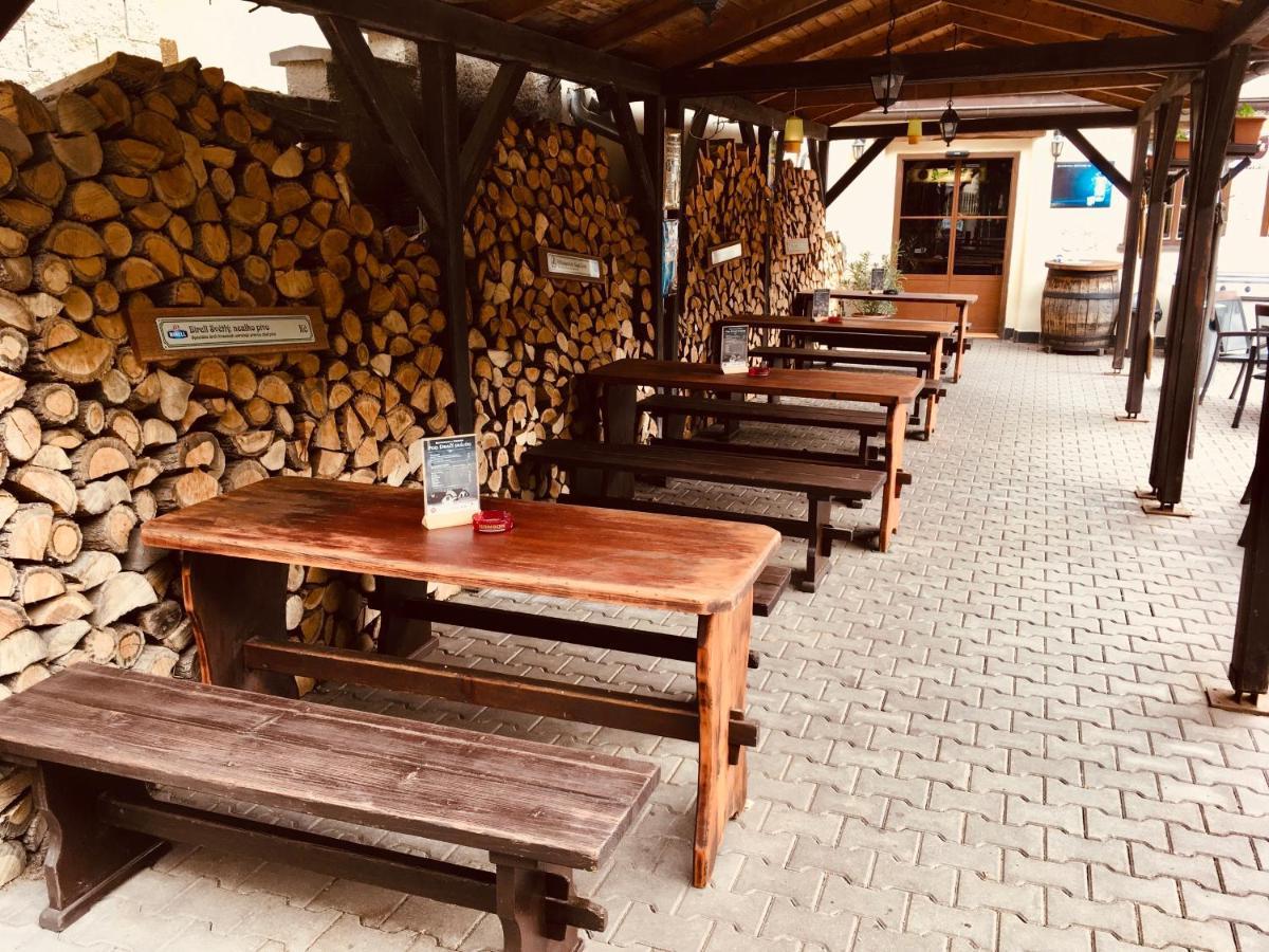 Restaurant A Penzion Pod Draci Skalou Karlštejn Extérieur photo