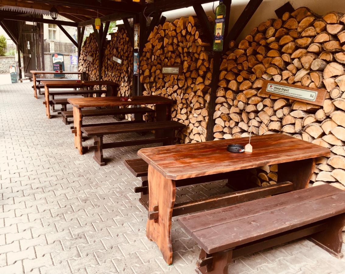 Restaurant A Penzion Pod Draci Skalou Karlštejn Extérieur photo