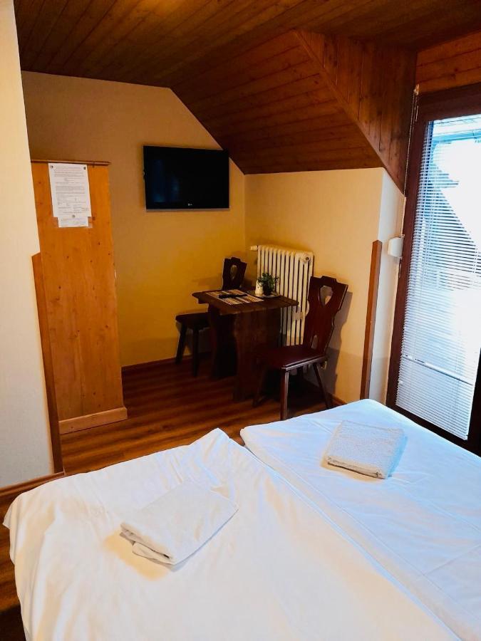 Restaurant A Penzion Pod Draci Skalou Karlštejn Extérieur photo