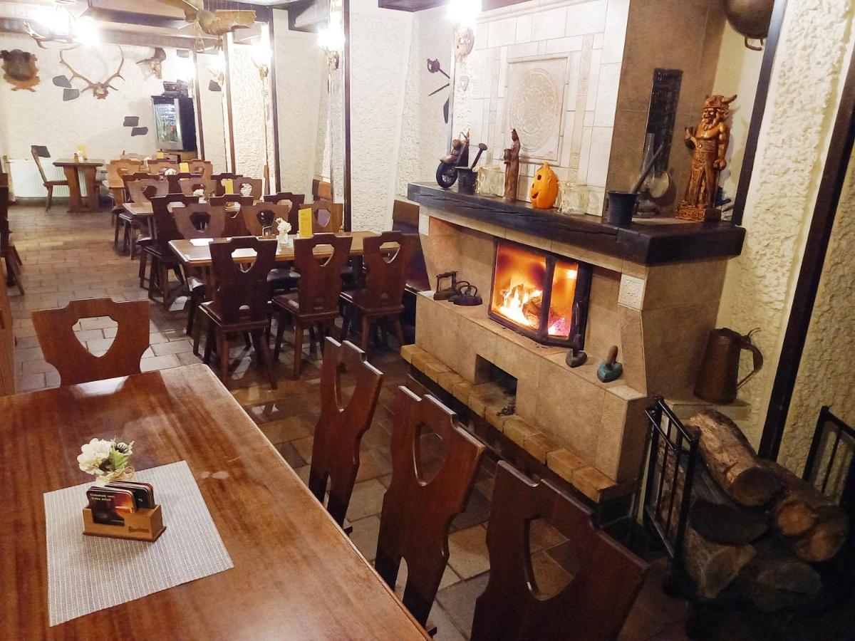 Restaurant A Penzion Pod Draci Skalou Karlštejn Extérieur photo