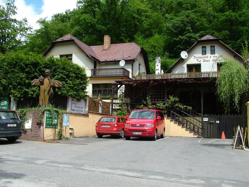 Restaurant A Penzion Pod Draci Skalou Karlštejn Extérieur photo